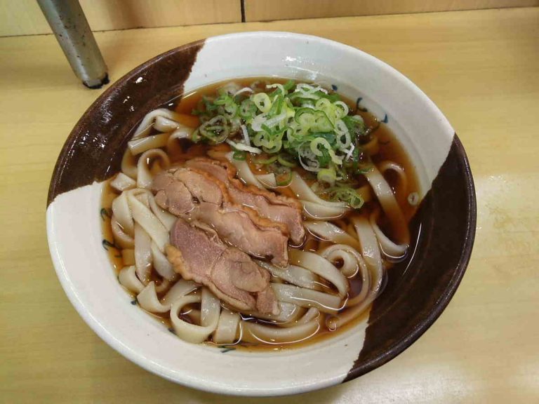 名古屋駅新幹線ホームの名古屋コーチンきしめん