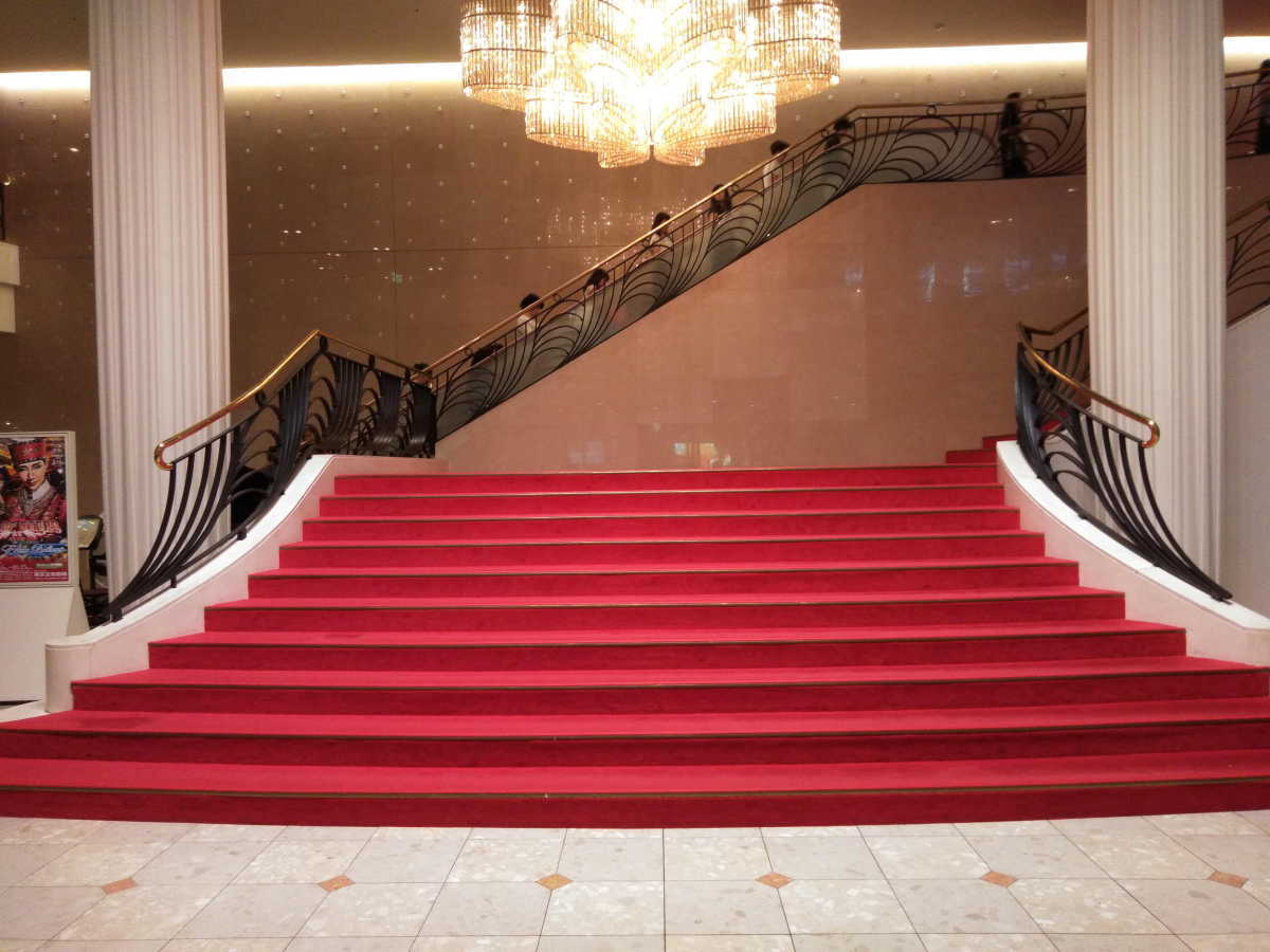東京宝塚劇場メインフロアの赤絨毯の階段